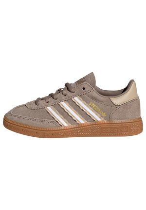 Baskets Adidas en daim marron avec trois bandes blanches, semelle gomme, laçage à l'avant et inscription dorée "Spezial" sur le côté.