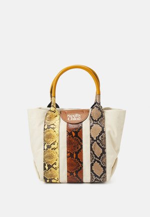 Sac cabas en toile beige avec trois bandes verticales en cuir à motif peau de serpent et poignées arrondies jaune moutarde.