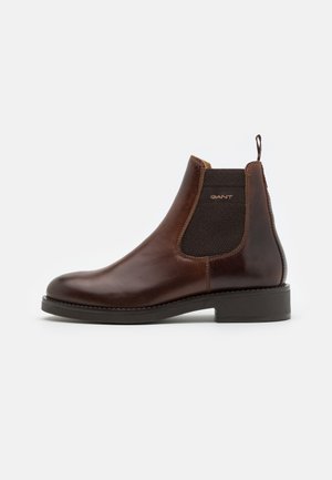 Braune Leder Chelsea-Stiefel mit elastischen Seitenteilen, Ziehschlaufe und runder Spitze. Verfügt über einen niedrigen Blockabsatz und genähte Details.
