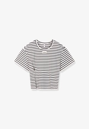 T-shirt raccourci blanc avec des rayures horizontales noires. Doté d'un col rond et de manches courtes. Comprend une petite étiquette de marque.