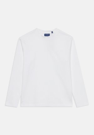 Weißes langärmliges T-Shirt mit Rundhalsausschnitt, flach ausgelegt, mit einem kleinen marineblauen Etikett im Kragen mit weißem Text.