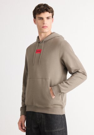 Hooded sweatshirt in olive green cotton blend, features a front kangaroo pocket, ribbed cuffs, and a red rectangular label with "HUGO."