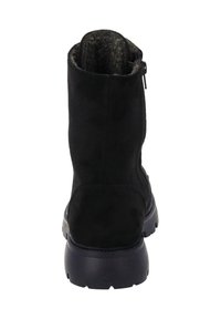 Stivaletto alla caviglia in suede nero con superficie testurizzata, chiusura a zip sul lato e suola in gomma nera spessa.
