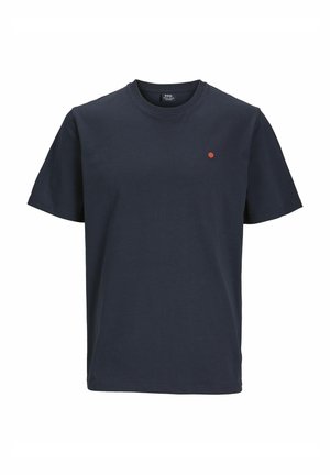 Granatowa koszulka z bawełny, z okrągłym dekoltem, krótkimi rękawami i małą czerwoną kropką na klatce piersiowej. Gładka faktura.