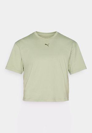 Vaaleanvihreä lyhythihainen crop-top, joka on valmistettu pehmeästä kankaasta. Tässä on pyöreä kaula-aukko ja lyhyet hihat. Pieni logoyksityiskohta rinnassa.