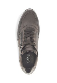 Bruine suède sneaker met gaasaccenten, ronde neus, platte vetersluiting, zijritsdetail en gevoerde binnenzool. Merkenlabel binnenin.