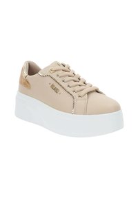 Sneaker beige con tomaia sintetica liscia, suola platform bianca e dettagli dorati. Presenta punta arrotondata e design con lacci.