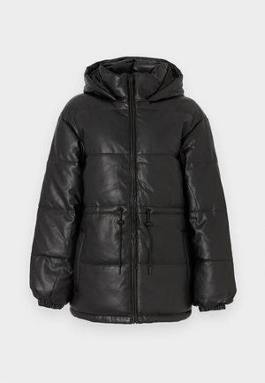 Casaco acolchoado preto com textura brilhante, fecho frontal com zíper, punhos elásticos, cordão na cintura e capuz para maior aquecimento.