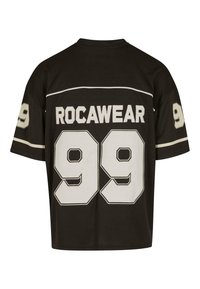 Fekete, rövid ujjú póló, amelyen nagy, kontrasztos fehér grafikával szerepel a "ROC A WEA R" felirat és a "99" szám. Kerek nyakú, csíkkal díszített.