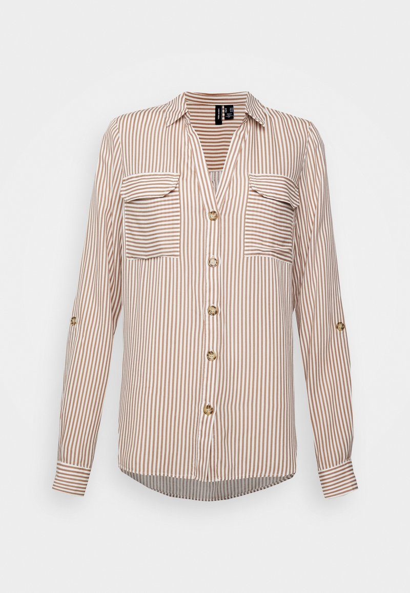 Blouse beige et blanche à rayures verticales, manches longues, boutons sur le devant et deux poches poitrine à rabat.