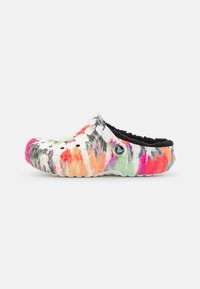 Sabots tie-dye colorés avec une base blanche, présentant des nuances de rose, vert, orange et noir. Comprend une doublure en peluche noire et des trous de ventilation.