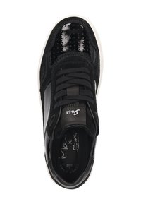 Schwarze Sneakers aus einer Kombination von Lackleder und Wildleder, mit strukturiertem Obermaterial und Perforationen sowie einer kontrastierenden weißen Sohle.