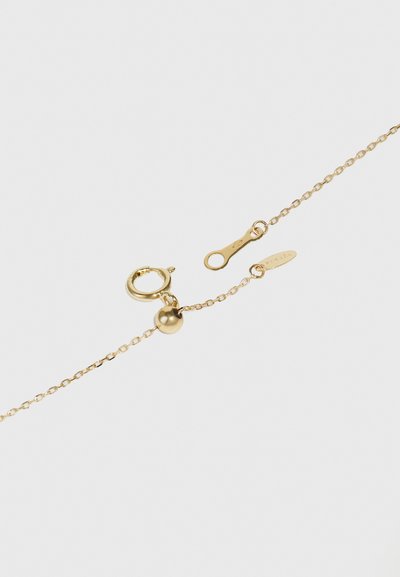 Guld kedja armband med en rund lås, oval länkdesign och en liten kulaccent nära låset. Strukturerad yta med en polerad finish.