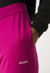 HUGO SHUFFLE - Donji dijelovi trenirke - dark pink
