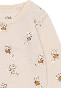 Cremefarbenes Babybekleidungsstück mit einem Muster aus kleinen Cartoon-Mäusen, die orangefarbene, braune und gestreifte Pullover tragen.
