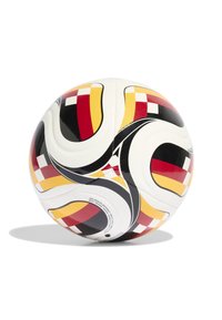 Palla da calcio bianca con motivi geometrici neri, rossi, gialli e arancioni, che proietta un'ombra su una superficie bianca.
