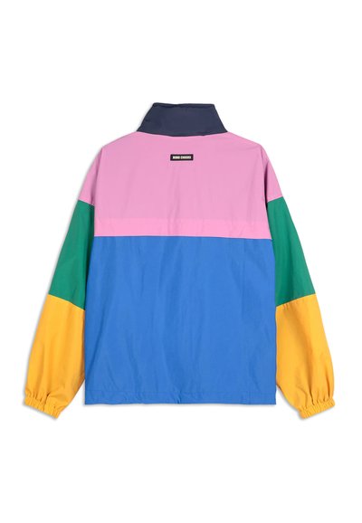 Kleurrijke windbreaker jas met roze, groene, blauwe en gele panelen. Het materiaal is lichtgewicht, met een hoge kraag en elastische manchetten.