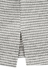 Graues und weißes Stoffmuster mit einem strukturierten, erhabenen Wabendesign und einem kleinen Schlitz in der Mitte unten.