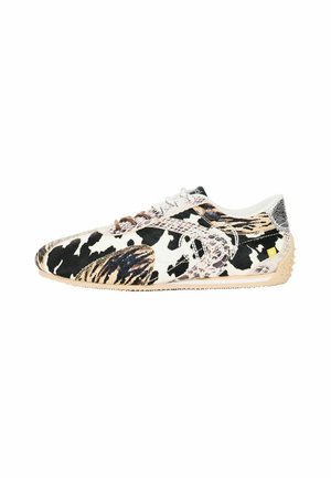 Lavprofilsneaker med blandet dyreprint i sort, hvid, beige og brun med hvide snørebånd og en beige gummisål med grebstifter.