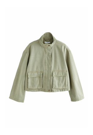 Svetlozelená skrátená bunda so stojačikom, zapínaním na gombíky vpredu a dvoma veľkými prekrytými vreckami.