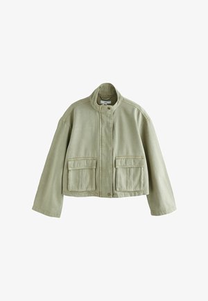 Svetlozelená skrátená bunda so stojačikom, zapínaním na gombíky vpredu a dvoma veľkými prekrytými vreckami.