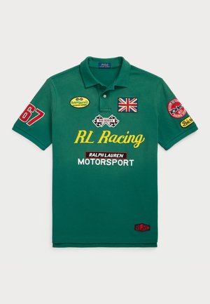 Zelená polokošela vyrobená z bavlny, s vyšitými červenými a žltými nášivkami, vrátane britskej vlajky a textu "RL Racing" na prednej strane.