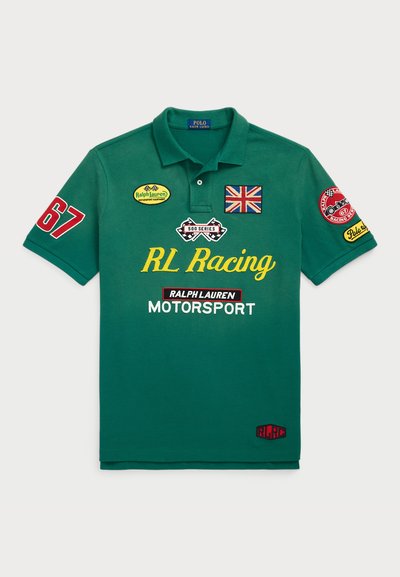 Polo verde feito de algodão, com patches bordados em vermelho e amarelo, incluindo uma bandeira britânica e o texto "RL Racing" na parte frontal.