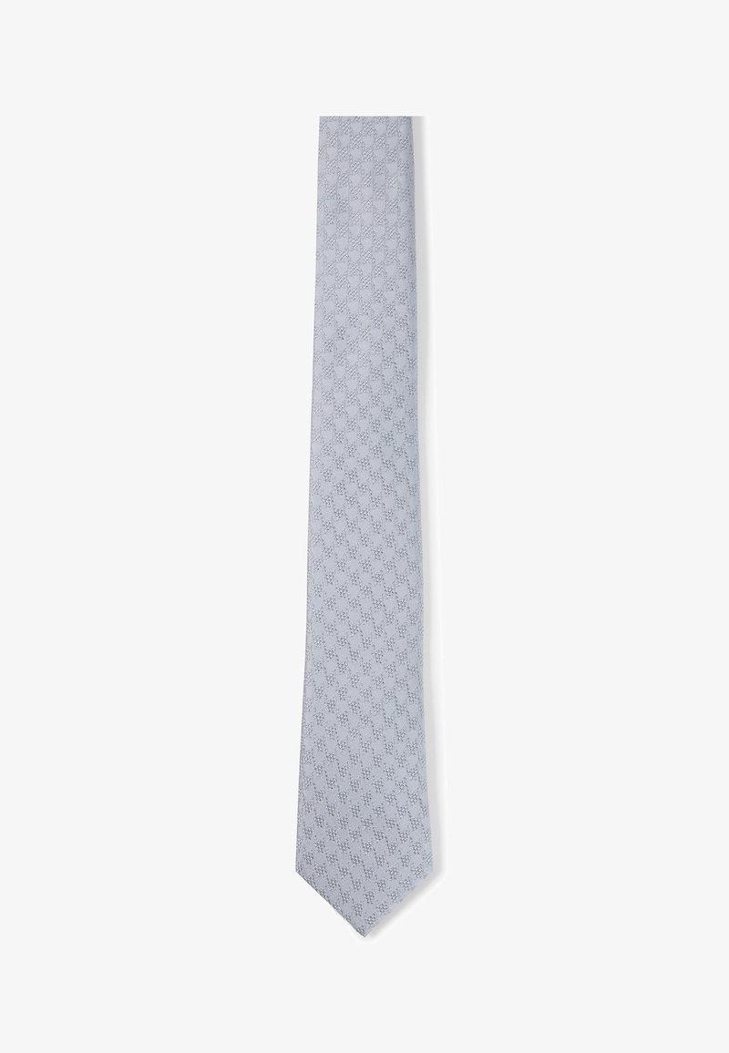 Cravate gris clair avec un motif géométrique subtil en répétition dans une teinte légèrement plus foncée, présentée verticalement sur un fond blanc.