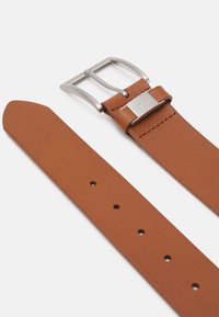 Bracelet de montre en cuir marron avec une boucle en métal argenté, présentant une forme rectangulaire, une texture lisse et cinq trous d'ajustement.