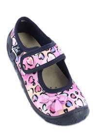 Rosa Stoffschuhe im Mary-Jane-Stil mit mehrfarbigem Herzmuster, schwarzem Rand und einem kleinen lila Schleifchen an der Vorderseite.