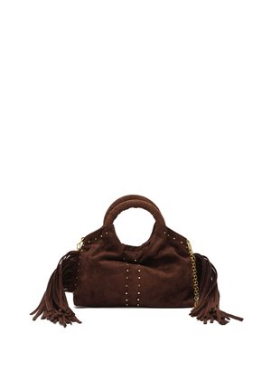 Bolso de mano de ante marrón suave con asas redondas, detalles de tachuelas doradas, largas borlas de flecos en los lados y una correa de cadena dorada sobre fondo blanco.