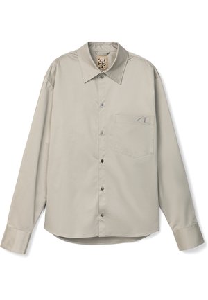 Jasnoszara koszula z długim rękawem, z klasycznym kołnierzykiem, z przodu zapinana na guziki, z kieszonką na piersi z delikatnym logo. Gładka tekstura tkaniny.