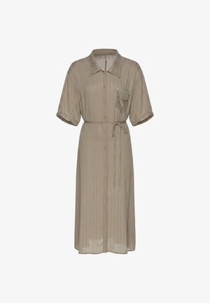 Beiges knielanges Kleid mit kurzen Ärmeln, Knopfleiste vorne, strukturierter Kragen, Brusttasche mit Klappe und dünnem Bindegürtel in der Taille.