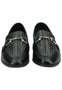 Sorte loafers med en glat læderoverflade, der har nitter, en sølvfarvet hardware-detalje og et struktureret design på overdelen.