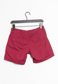 Rode katoenen shorts met een gladde textuur, voorzien van een rechte snit, twee achterzakken en een lus om aan op te hangen.