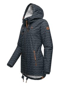 Giacca imbottita blu scuro con cappuccio, caratterizzata da un motivo a zigzag, dettagli marroni, coulisse regolabili e tasche con zip.