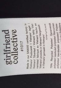Kledinglabel van Girlfriend Collective met productnummer, oorsprong uit een fabriek in Vietnam en stofinhoud: 79% gerecycled polyester.