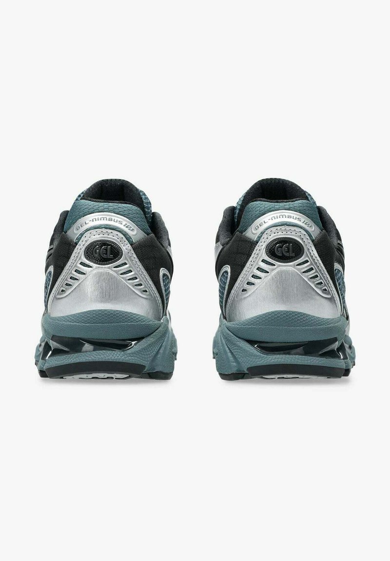 Scarpe da corsa nere e verde turchese con accenti argentati, dotate di una tomaia in rete, suola imbottita e un design posteriore distintivo con dettagli riflettenti.