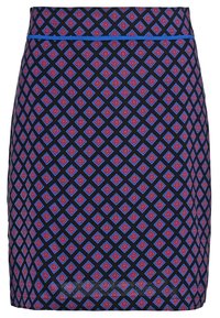 En tætsiddende nederdel med diamantmønster i rød og blå på sort baggrund, med en ensfarvet blå talje. Fremstillet af letvægtsstof.