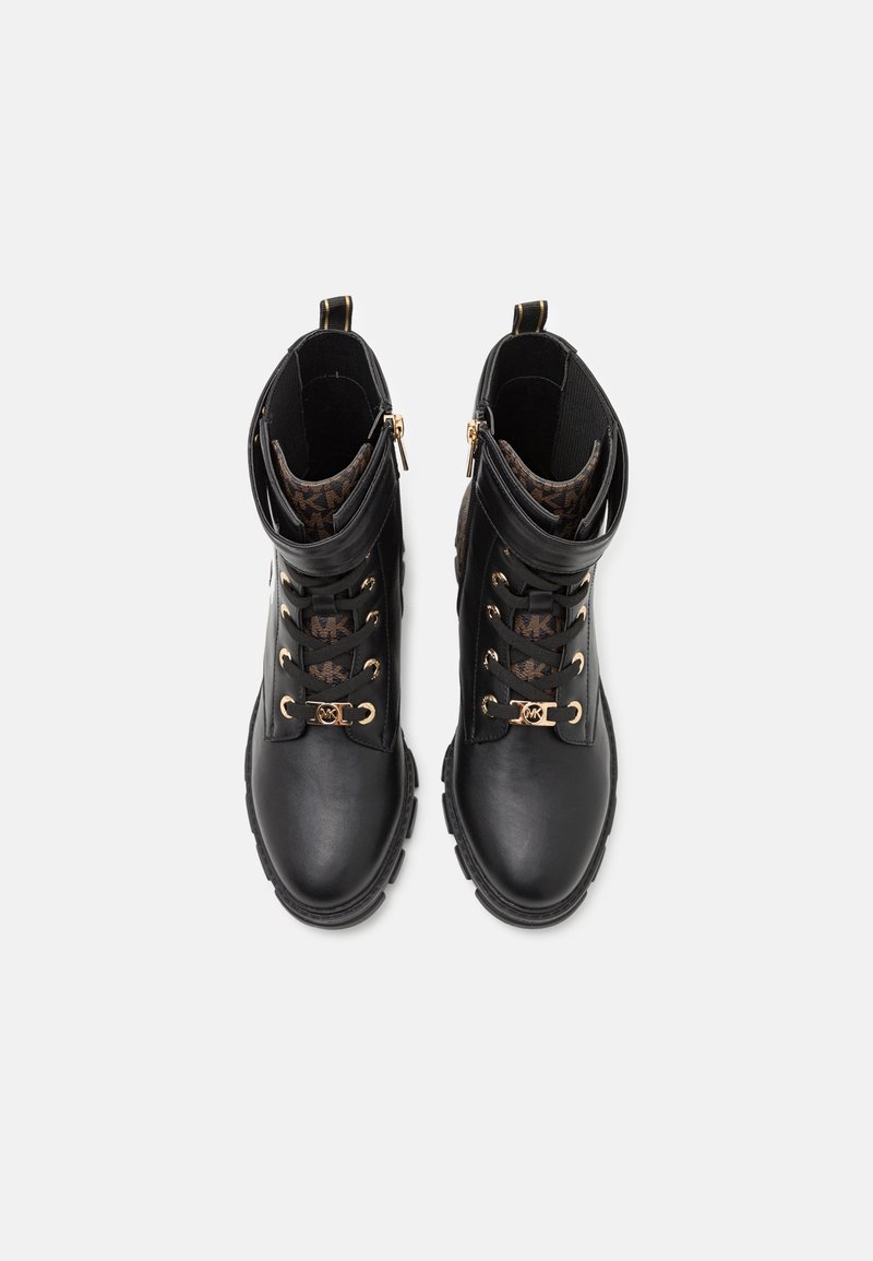 Czarne skórzane botki za kostkę z złotymi dodatkami, sznurowane, z wzorzystą tkaniną wyściełającą górę. Grube gumowe podeszwy zapewniające stabilność.