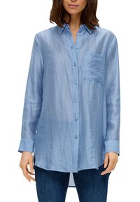 Himmelblaues, langärmliges Hemd mit Knopfleiste, aus einem glatten, transparenten Stoff gefertigt. Verfügt über eine einzelne Brusttasche und einen leicht verlängerten Rücken.