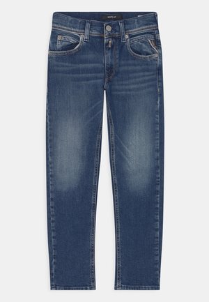 Niebieskie dżinsy dziecięce z denimu z efektem sprania, pięcioma kieszeniami, szlufkami na pasek oraz zapięciem na guzik i suwak.