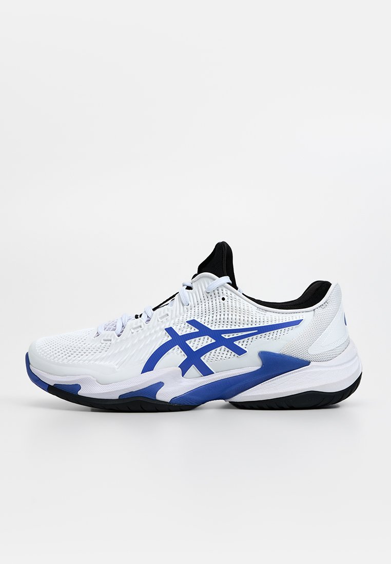 Baskets blanches avec des accents bleus, tige en maille pour la respirabilité, semelle texturée et capuchon arrière noir pour le soutien.