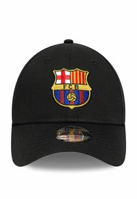 Schwarze Baseballkappe mit gebogenem Visier. Auf der Vorderseite ist ein FC Barcelona-Wappen in Gelb, Rot und Blau aufgestickt.
