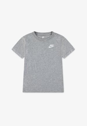 Grå t-skjorte med korte ermer, laget av myk bomullsblanding, med rund hals og en hvit Nike-logo på venstre bryst.