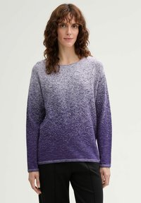 Lila gradient Pullover mit langen Ärmeln, featuring ein strukturiertes Muster, das von hellen zu dunklen Tönen übergeht, runder Ausschnitt, weicher Stoff.