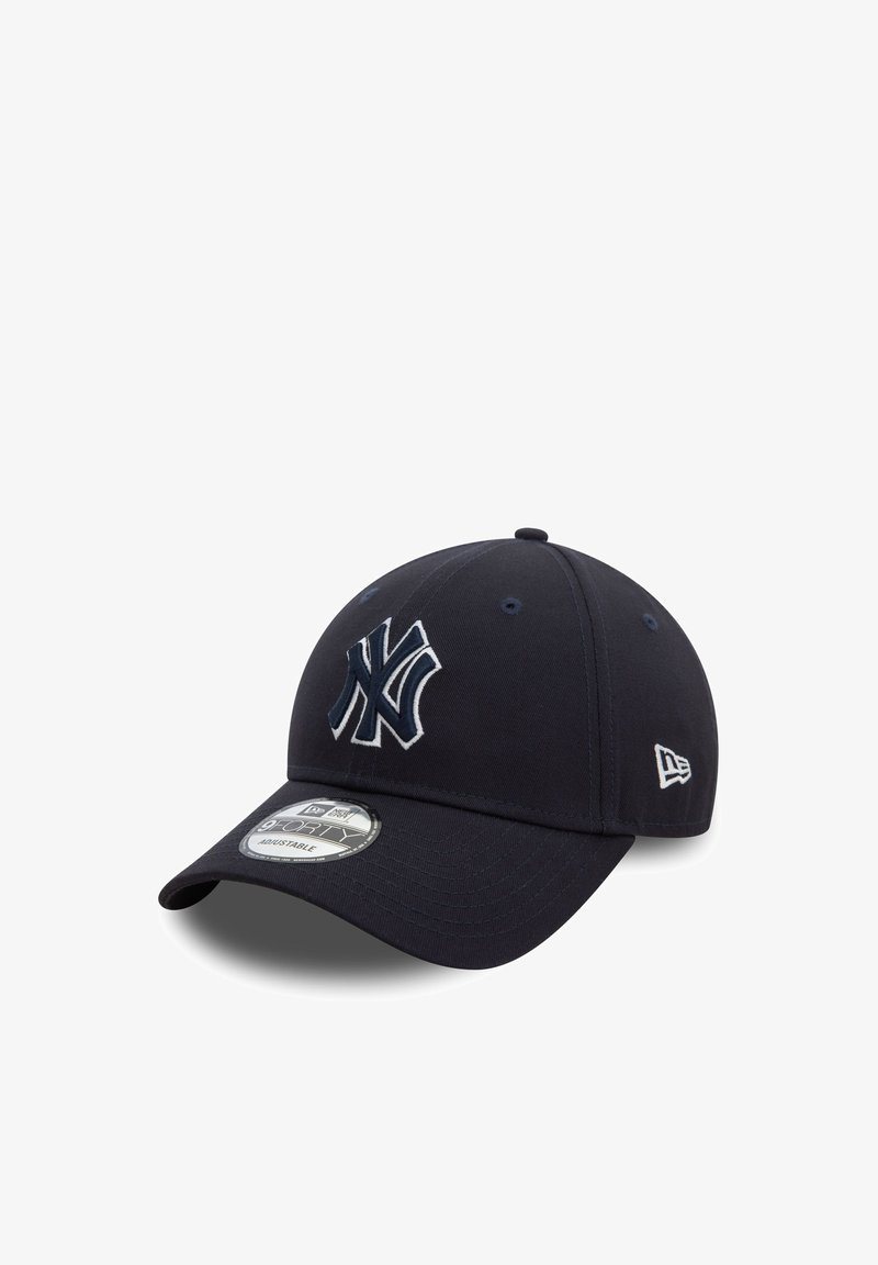 Gorra de béisbol azul marino, material de algodón, con un gran logotipo bordado de los New York Yankees, visera curva y correa ajustable.