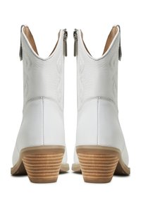 Las botas de tobillo de cuero blanco presentan un acabado texturizado, un cuello curvado con cremalleras laterales y un tacón de madera apilada.