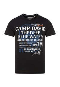 Svart kortärmad T-shirt i bomull; har tryckt text i djärvt vitt och blått med olika geografiska referenser och mönster.