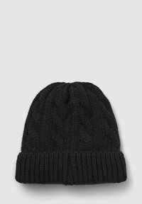 Czarna dziana czapka z dzianiny z prążkowanym mankietem i wypukłym wzorem w warkocze. Miękka w dotyku, z okrągłym szczytem i bezszwową konstrukcją.